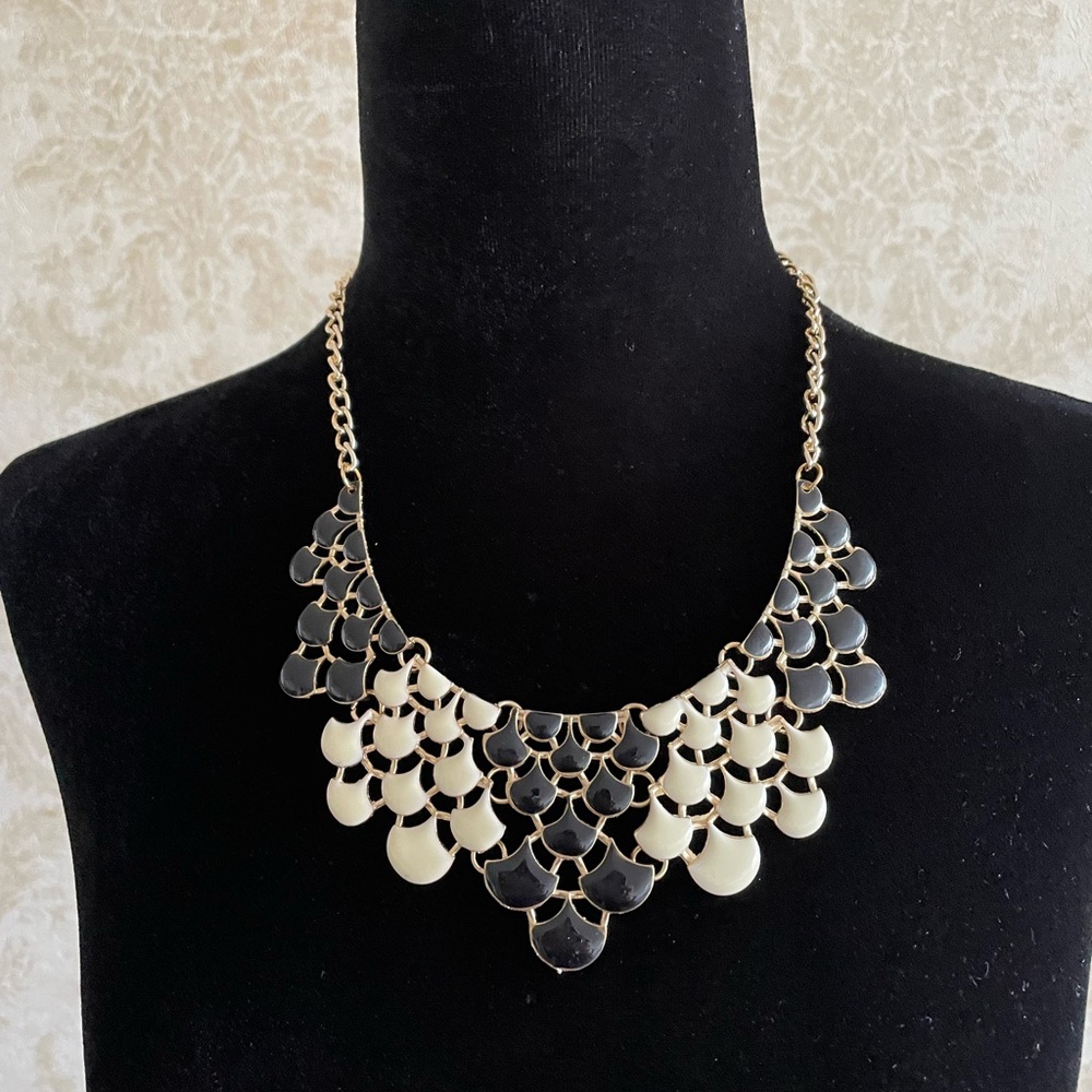 BNWT fashion statement necklace